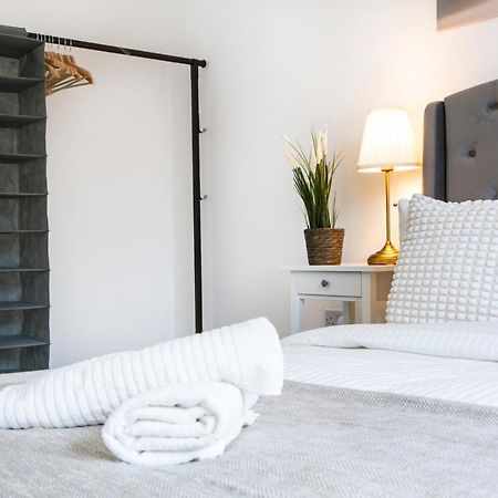 Cozy Townhouse In The Heart Of Greater Manchester Villa Bagian luar foto