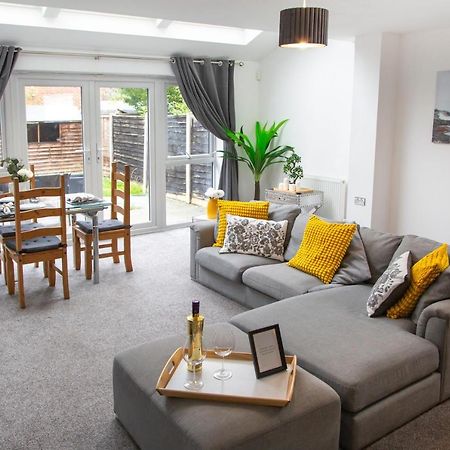 Cozy Townhouse In The Heart Of Greater Manchester Villa Bagian luar foto