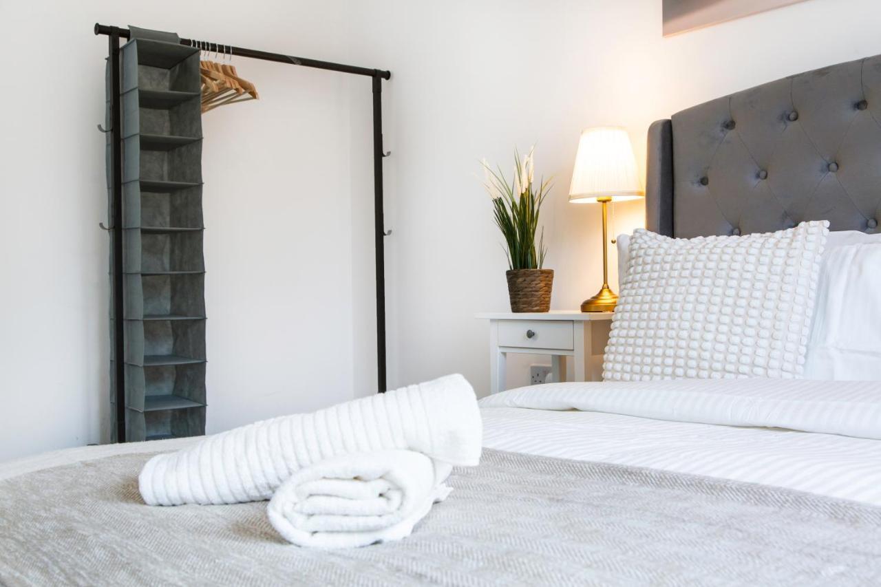 Cozy Townhouse In The Heart Of Greater Manchester Villa Bagian luar foto