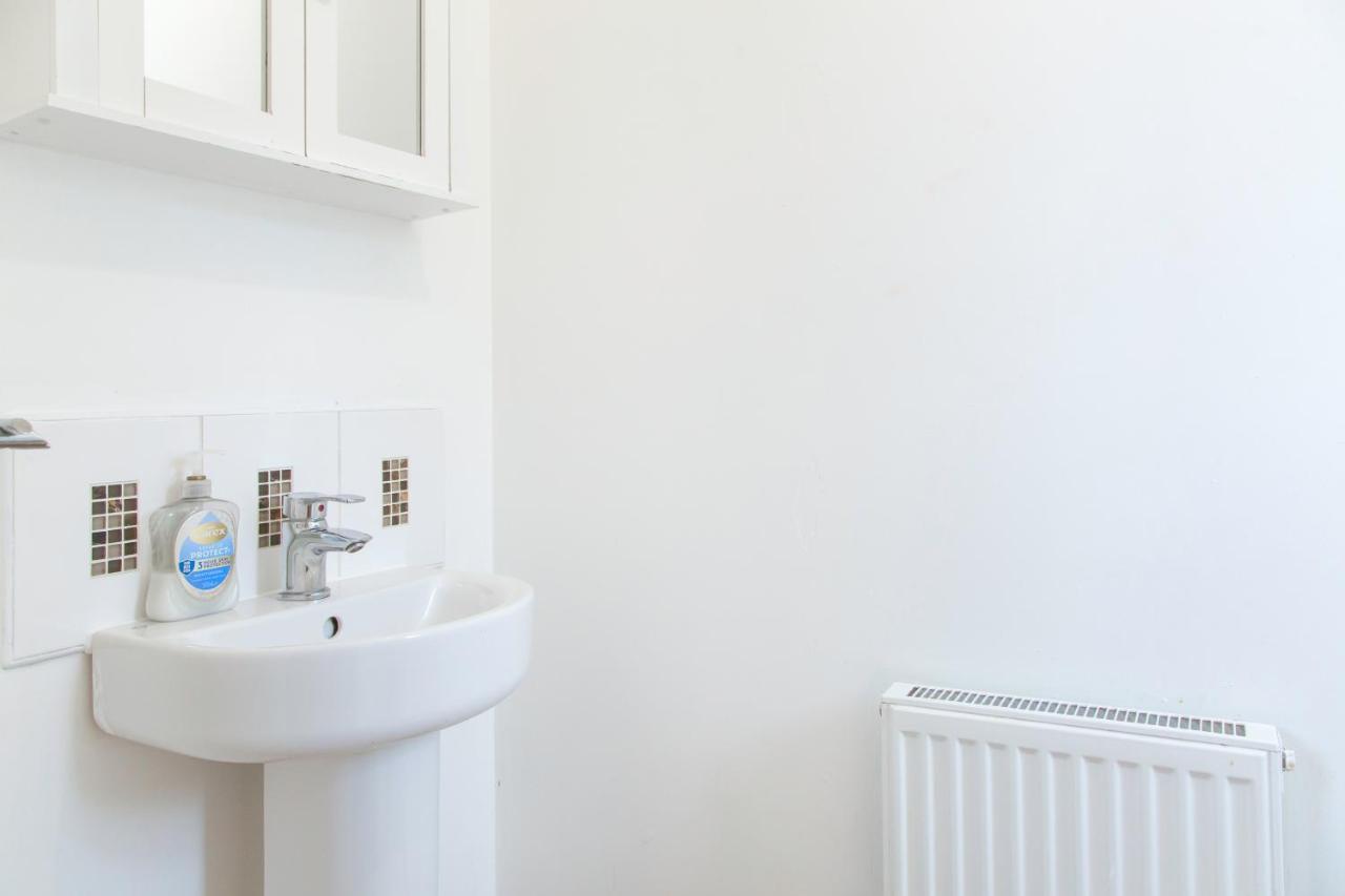 Cozy Townhouse In The Heart Of Greater Manchester Villa Bagian luar foto