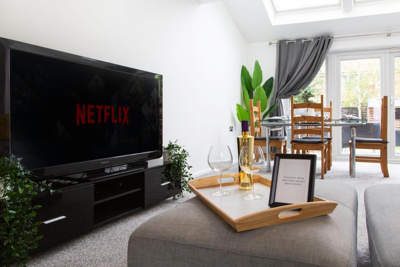 Cozy Townhouse In The Heart Of Greater Manchester Villa Bagian luar foto