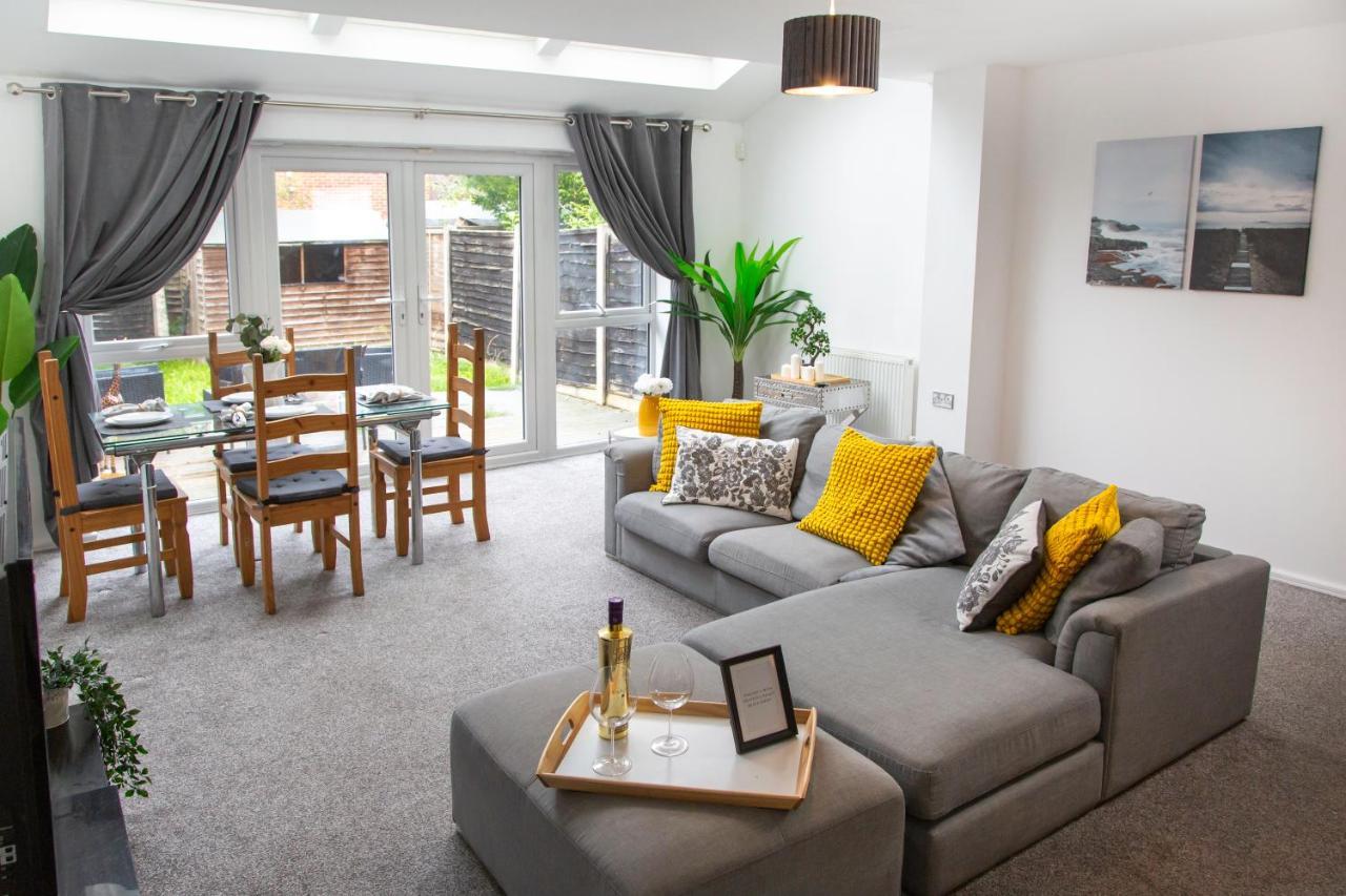 Cozy Townhouse In The Heart Of Greater Manchester Villa Bagian luar foto