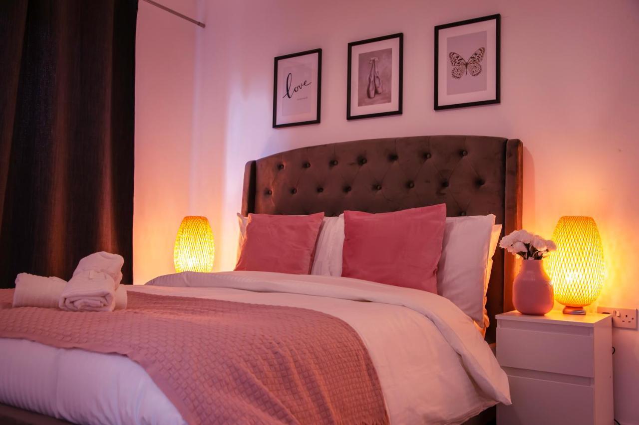 Cozy Townhouse In The Heart Of Greater Manchester Villa Bagian luar foto