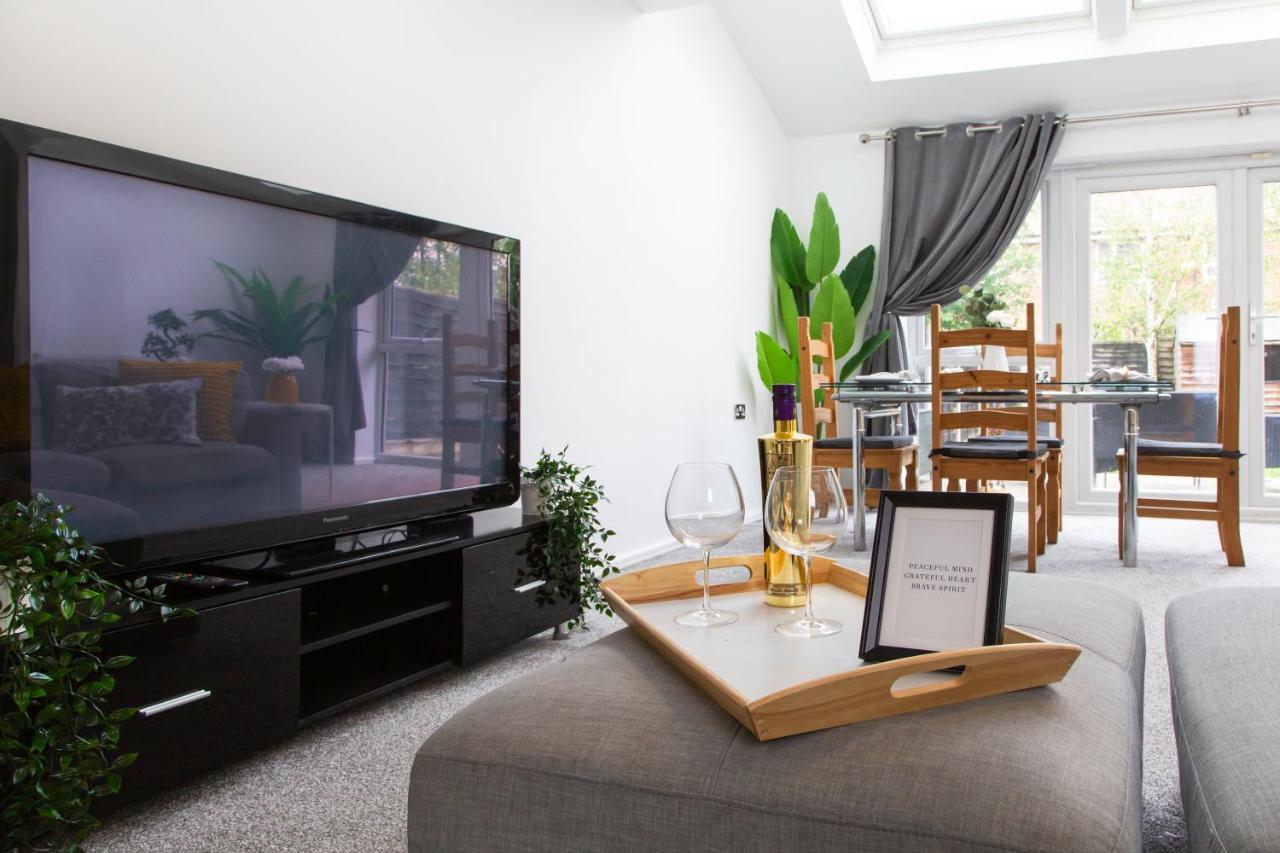 Cozy Townhouse In The Heart Of Greater Manchester Villa Bagian luar foto