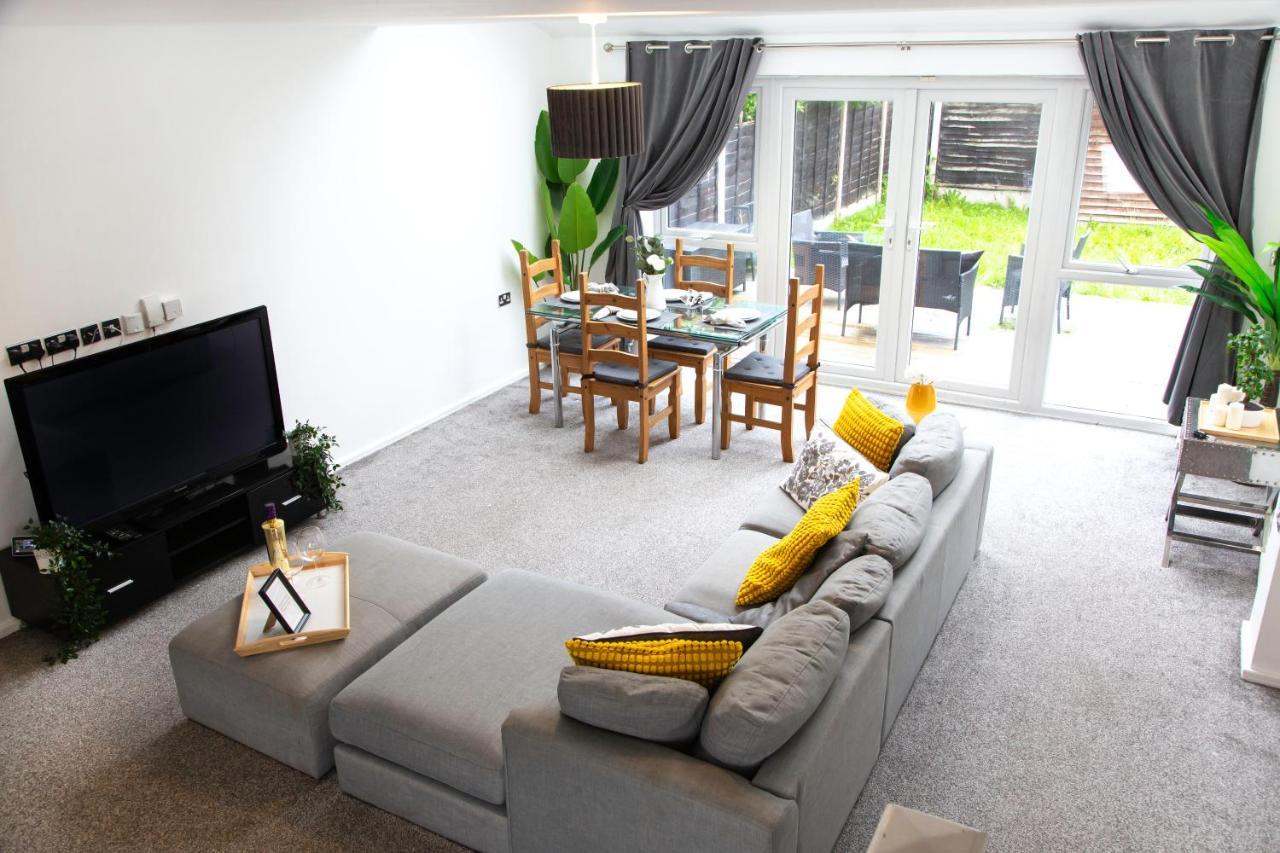 Cozy Townhouse In The Heart Of Greater Manchester Villa Bagian luar foto