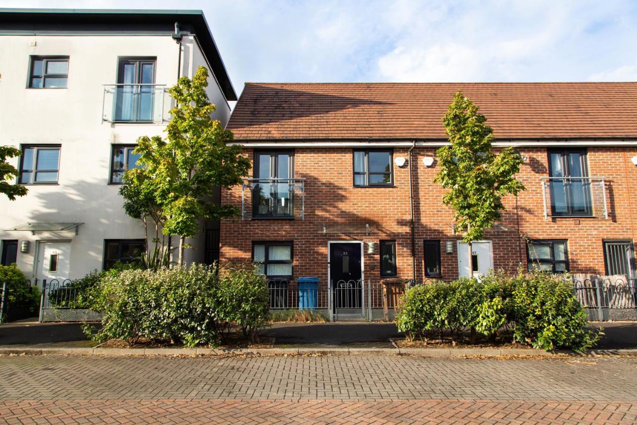 Cozy Townhouse In The Heart Of Greater Manchester Villa Bagian luar foto